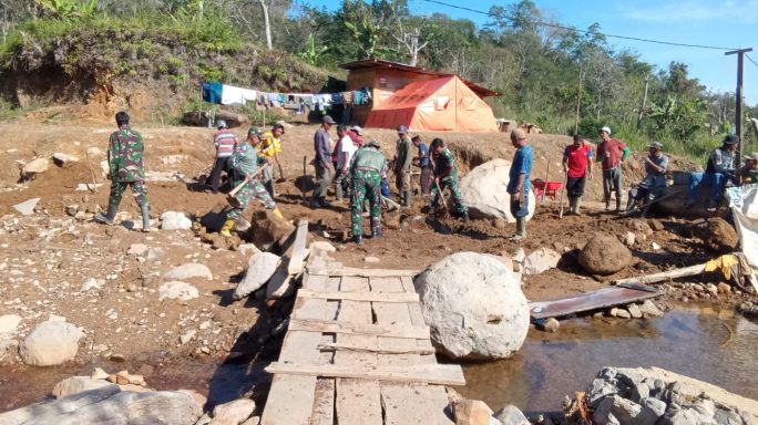 Anggota Koramil 05/Permata Gotong Royong Bersama Masyarakat Bangun Kembali Jalan Desa Terdampak Bencana