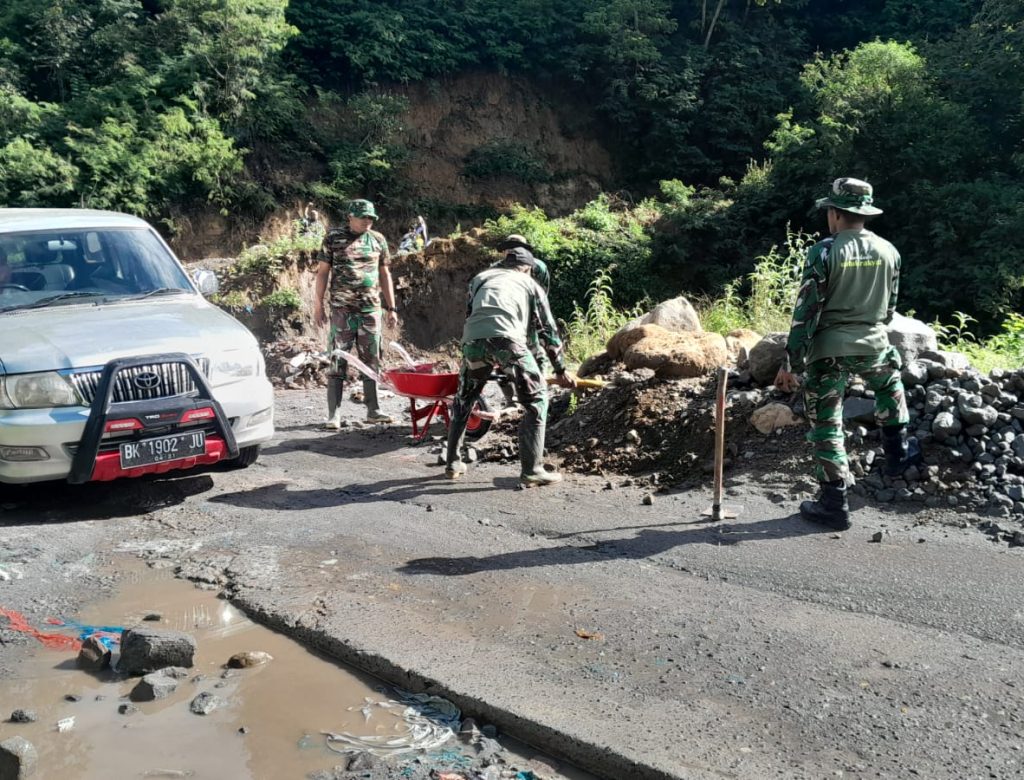 Wujud Kepedulian Lingkungan dan Keselamatan di Bener Meriah, TNI Bersama Warga Bersihkan Bahu Jalan