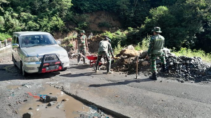Wujud Kepedulian Lingkungan dan Keselamatan di Bener Meriah, TNI Bersama Warga Bersihkan Bahu Jalan