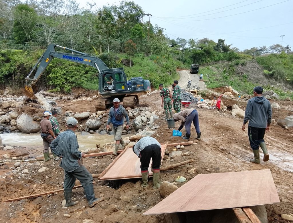 TNI Bersama Warga Percepat Pembangunan Jembatan Aramco di Pantan Sinaku Bener Meriah