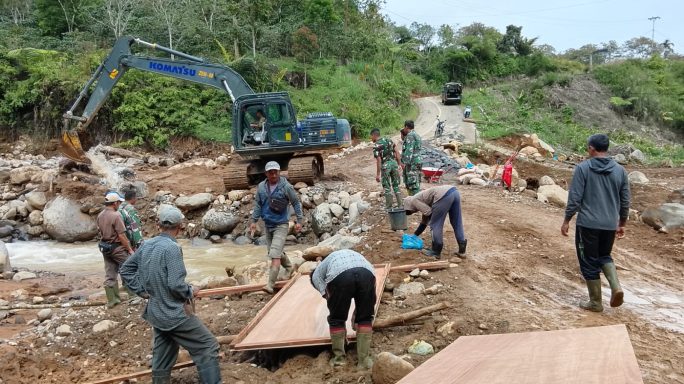 TNI Bersama Warga Percepat Pembangunan Jembatan Aramco di Pantan Sinaku Bener Meriah