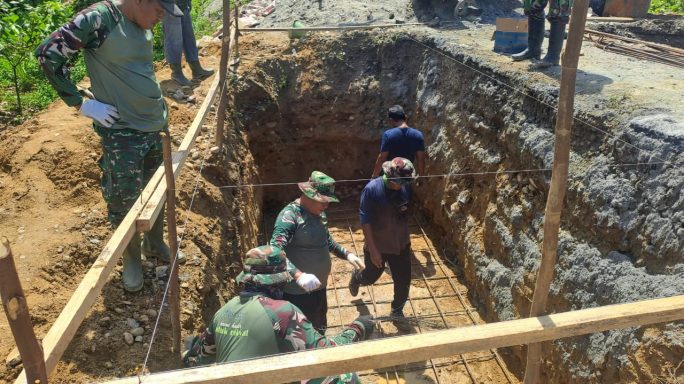Bersama Masyarakat, TNI Bangun Jembatan Gantung di Aceh Tenggara.