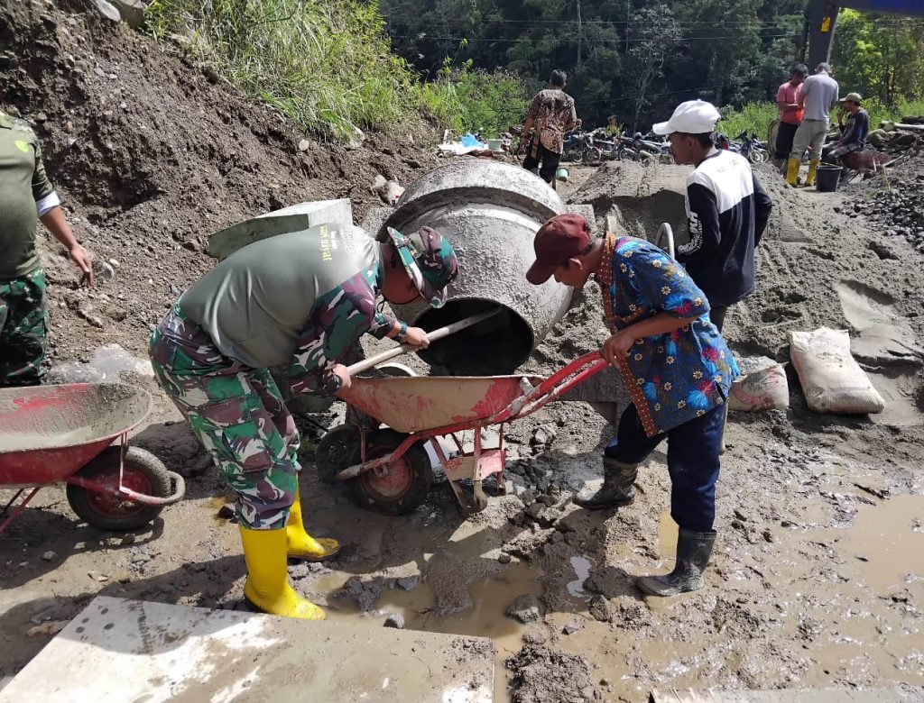 TNI dan warga mulai pengecoran lantai Jembatan Aramco di Bener Meriah