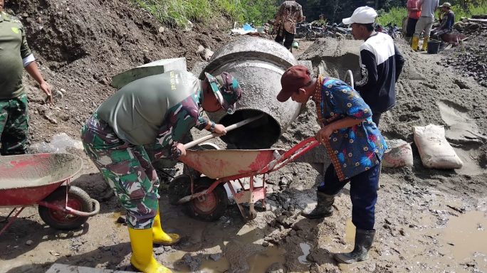 TNI dan warga mulai pengecoran lantai Jembatan Aramco di Bener Meriah