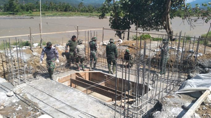 Personel TNI kebut Pembangunan Jembatan Gantung Perintis Garuda di Aceh Tenggara.