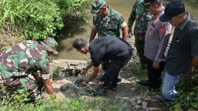 Kodim 0102 bersama masyarakat bangun jembatan Armco di Kec. Delima Kab. Pidie