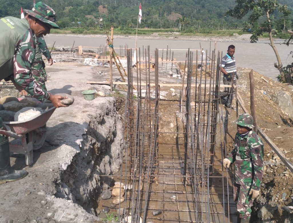 Personel TNI bangun Jembatan Gantung Perintis di Aceh Tenggara, Progres Capai 13,45 Persen