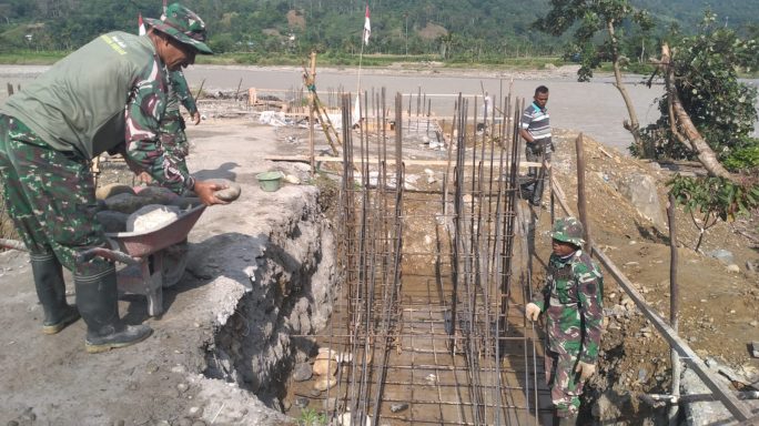 Personel TNI bangun Jembatan Gantung Perintis di Aceh Tenggara, Progres Capai 13,45 Persen