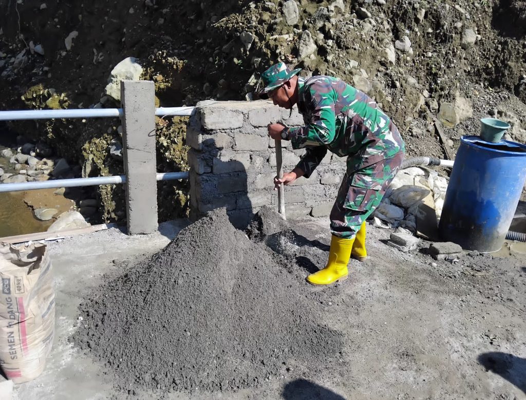 TNI dan Masyarakat Kebut Pembangunan Jembatan Aramco, di Desa Uning Mas Bener Meriah