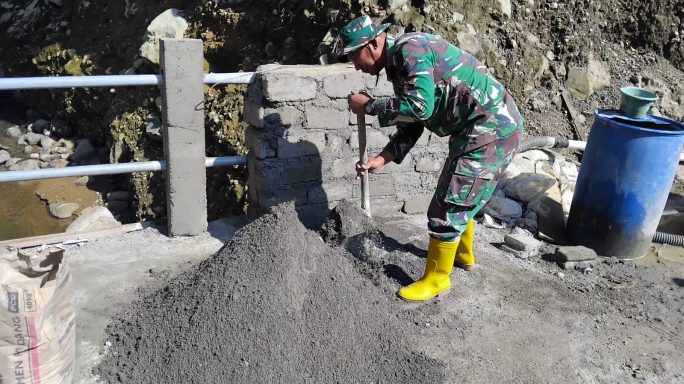 TNI dan Masyarakat Kebut Pembangunan Jembatan Aramco, di Desa Uning Mas Bener Meriah