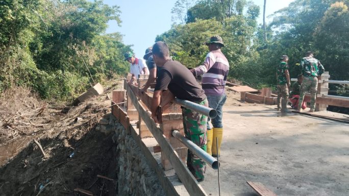 Prajurit TNI Percepat Pembangunan Jembatan yang menghubungkan Aceh Selatan–Aceh Singkil