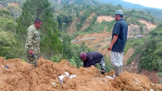 Personel Kodim 0119/Bener Meriah dan Warga Tanam Pohon untuk Mitigasi Bencana