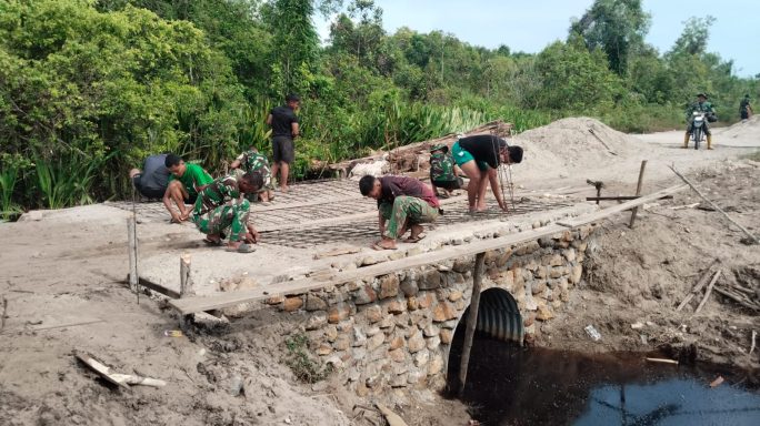 Personel Kodim 0107/Aceh Selatan Percepat Pembangunan Jembatan Aramco di Trumon
