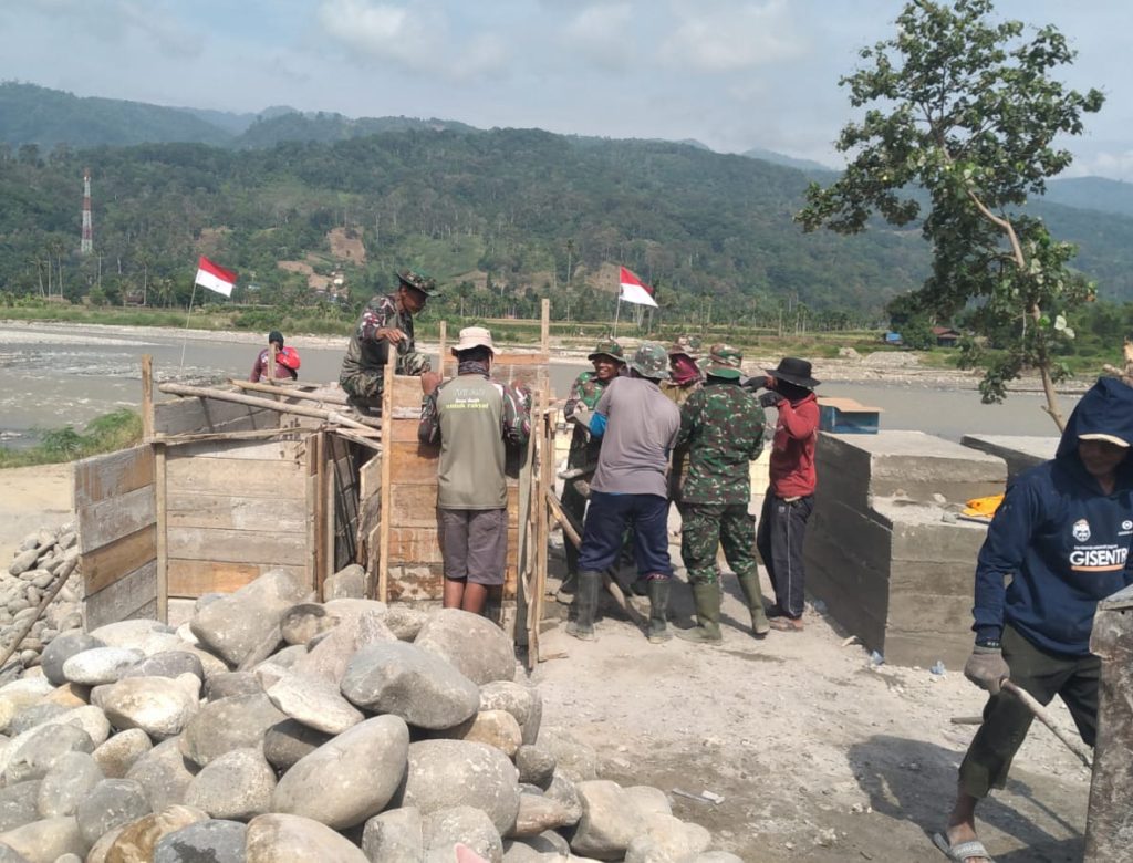 Gotong Royong TNI dan Warga Percepat Pembangunan Jembatan Gantung Perintis di Kumbang Jaya Kab. Agara