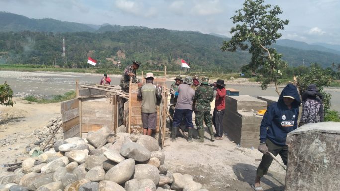 Gotong Royong TNI dan Warga Percepat Pembangunan Jembatan Gantung Perintis di Kumbang Jaya Kab. Agara