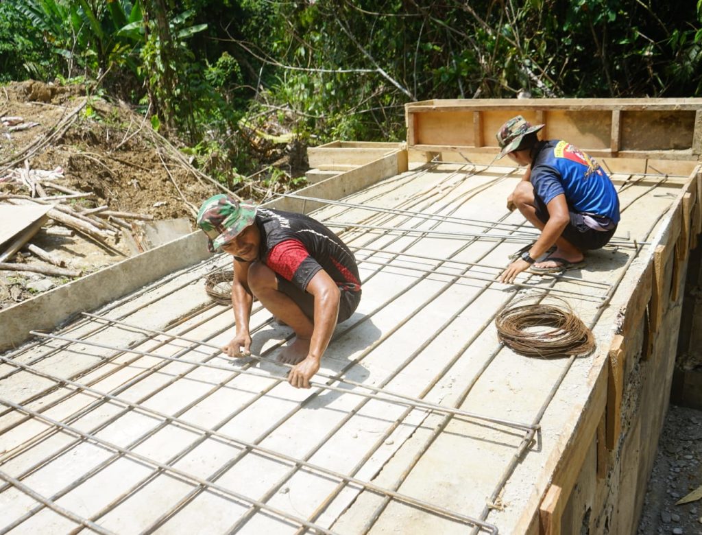 Satgas TMMD Reguler Ke-128 Kodim 0117/Aceh Tamiang bangun Jembatan Plat Beton di Desa Suka Makmur