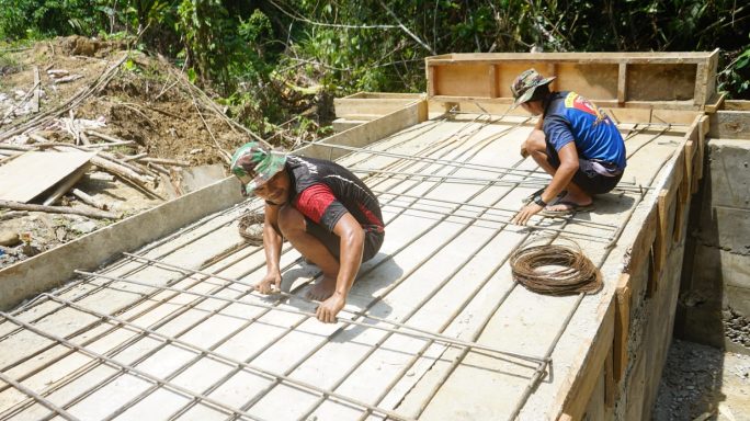 Satgas TMMD Reguler Ke-128 Kodim 0117/Aceh Tamiang bangun Jembatan Plat Beton di Desa Suka Makmur
