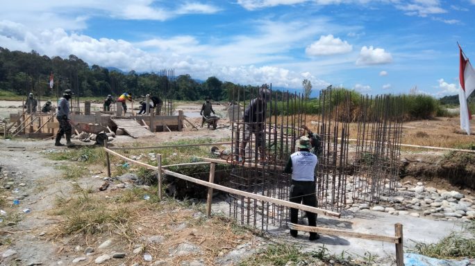TNI bangun Jembatan Gantung Perintis di Desa Gulo, Aceh Tenggara, kini progresnya Capai 31,5 Persen