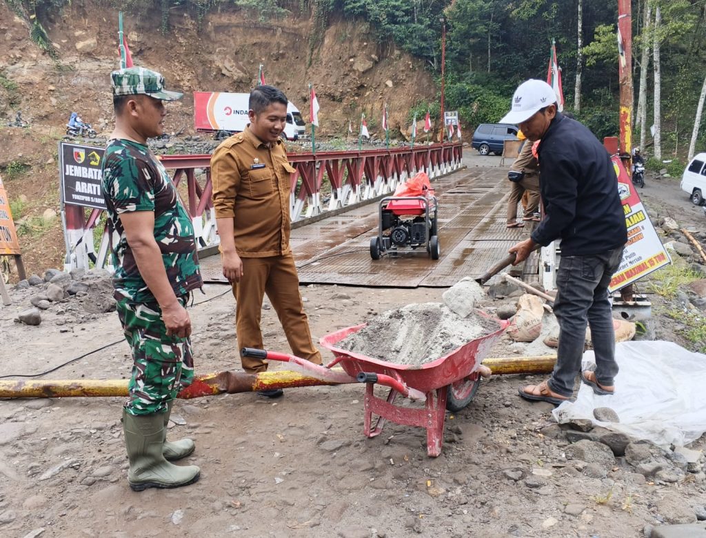 Personel Kodim 0119/Bener Meriah dan Warga Gotong Royong Percepat Perbaikan, Kini Jembatan Umah Besi Kembali Normal