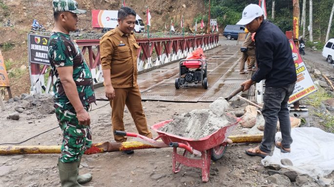 Personel Kodim 0119/Bener Meriah dan Warga Gotong Royong Percepat Perbaikan, Kini Jembatan Umah Besi Kembali Normal