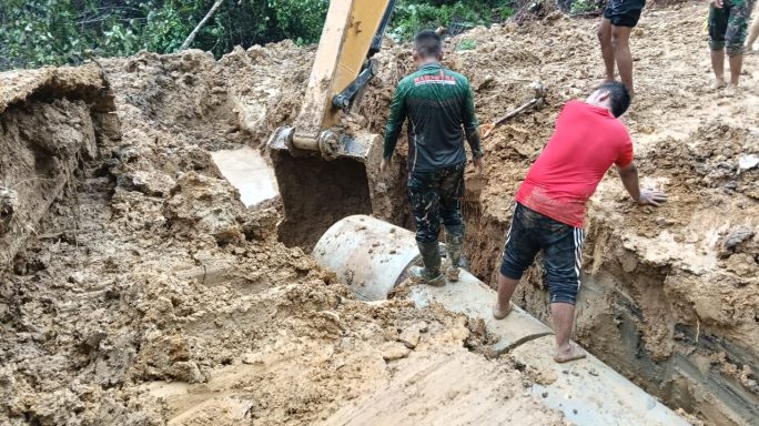 Satgas TMMD Reguler Ke-128 Kodim 0117/Aceh Tamiang Kebut Pemasangan Gorong-Gorong di Desa Suka Makmur