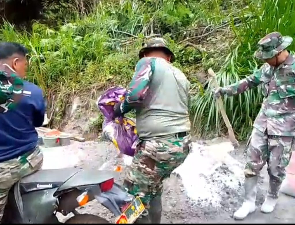 Medan Berat tak surutkan semangat personel Kodim 0119/BM untuk mengangkut Material Jembatan Aramco di Desa Pilar Jaya Bener Meriah