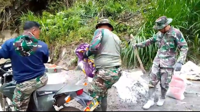 Medan Berat tak surutkan semangat personel Kodim 0119/BM untuk mengangkut Material Jembatan Aramco di Desa Pilar Jaya Bener Meriah