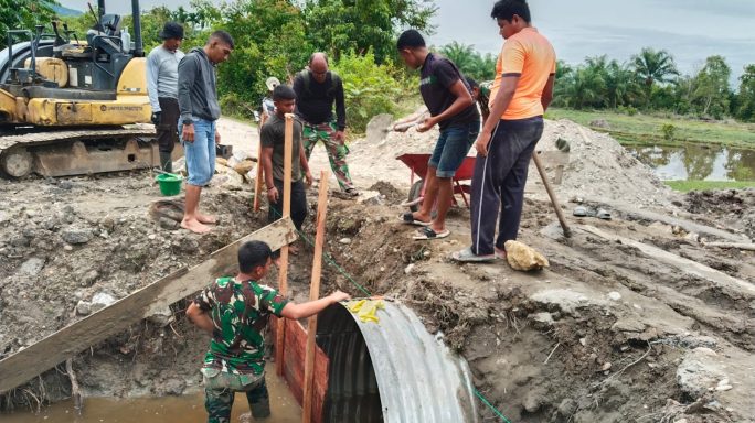 Kodim 0107/Asel dan Warga Percepat Pembangunan Jembatan Aramco di Aceh Selatan