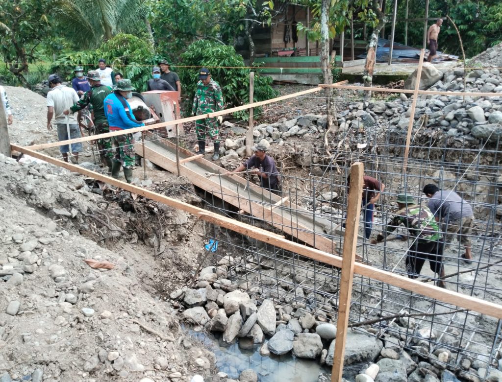 Personel Kodim 0108/Aceh Tenggara Bersama Warga Gotong Royong Cor Pondasi Jembatan Gantung Perintis Garuda