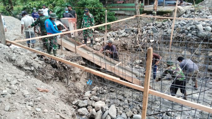 Personel Kodim 0108/Aceh Tenggara Bersama Warga Gotong Royong Cor Pondasi Jembatan Gantung Perintis Garuda