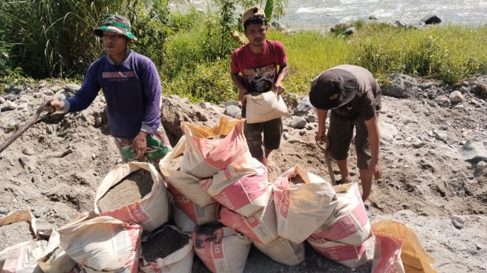 Pantang Menyerah, Babinsa Bersama Warga Cor Pondasi Jembatan Gantung Percepat Pembangunan Jembatan Gantung Perintis