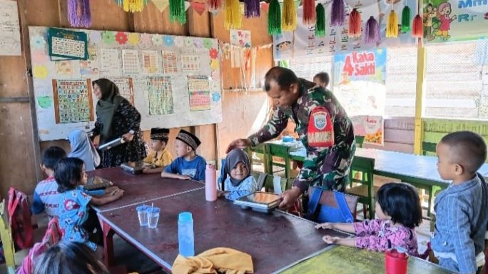 Babinsa Laksanakan Kegiatan Pendampingan Pendistribusian Makan Bergizi disekolah Wilayah Kecamatan Lawe Sumur