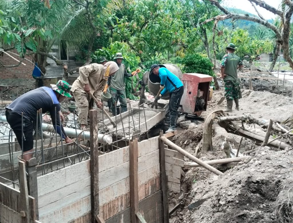TNI Hadir Beri Solusi Babinsa Cor Pondasi Jembatan Gantung Perintis