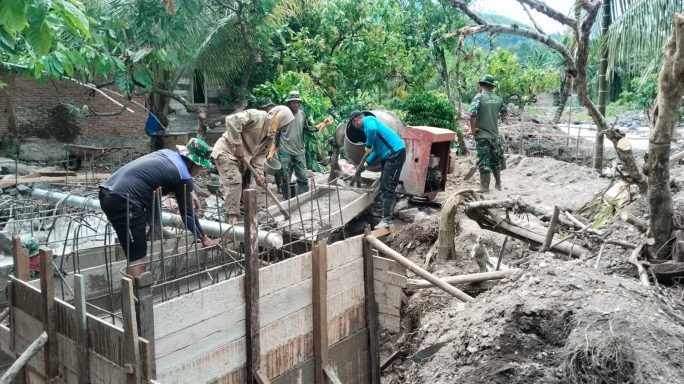 TNI Hadir Beri Solusi Babinsa Cor Pondasi Jembatan Gantung Perintis