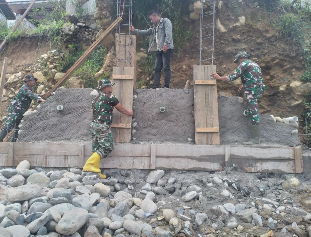 Prajurit Kodim 0108/Agara Perkuat Dinding Penahan Jembatan Gantung di Desa Buntul Kendawi, Aceh Tenggara