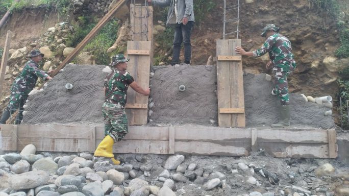 Prajurit Kodim 0108/Agara Perkuat Dinding Penahan Jembatan Gantung di Desa Buntul Kendawi, Aceh Tenggara