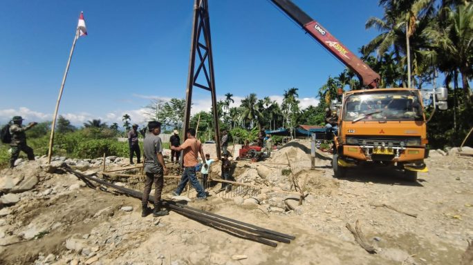 Personel Kodim 0108/Agara Pasang Tiang Pancang Jembatan Gantung Perintis di Desa Teger Miko, Aceh Tenggara