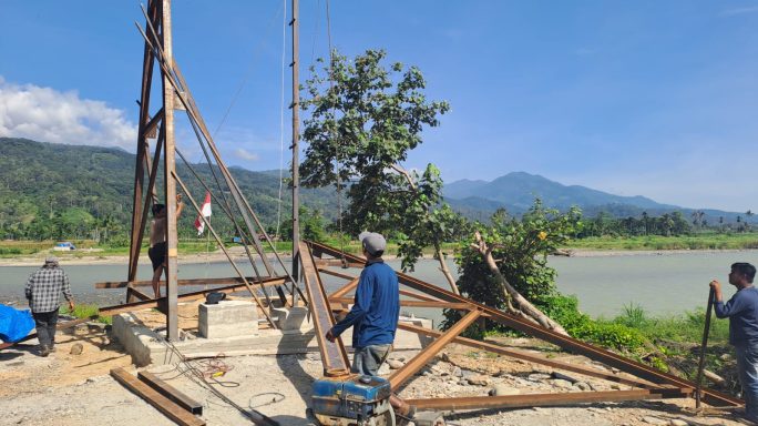 Kodim 0108/Agara bersama warga percepat pembangunan Jembatan Gantung Kumbang Jaya, Aceh Tenggara