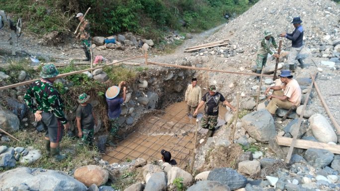 Kodim 0108/Aceh Tenggara Bangun Pondasi Jembatan Gantung Perintis di Desa Darul Makmur