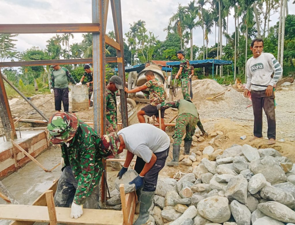 Kodim 0108/Agara Bersama Yon TP 855/RD Bangun Jembatan Gantung di Desa Teger Miko, Aceh Tenggara