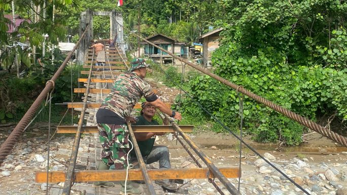 Progres Pembangunan Jembatan Gantung Perintis di Desa Buntul Kendawi Capai 22,4 Persen, TNI dan Warga Mulai Pasang Rangka Lantai Jembatan