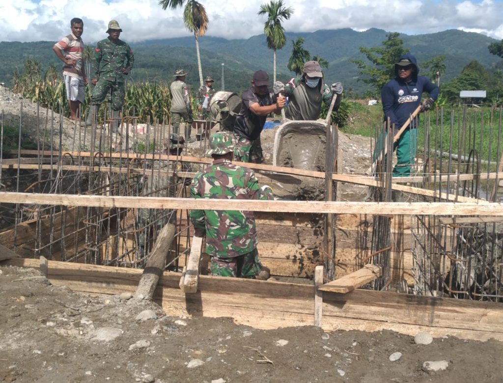 Kodim 0108/Agara Bersama Warga Lanjutkan Pengecoran Pondasi Jembatan Gantung di Desa Kuta Ujung, Aceh Tenggara