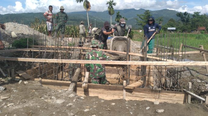 Kodim 0108/Agara Bersama Warga Lanjutkan Pengecoran Pondasi Jembatan Gantung di Desa Kuta Ujung, Aceh Tenggara