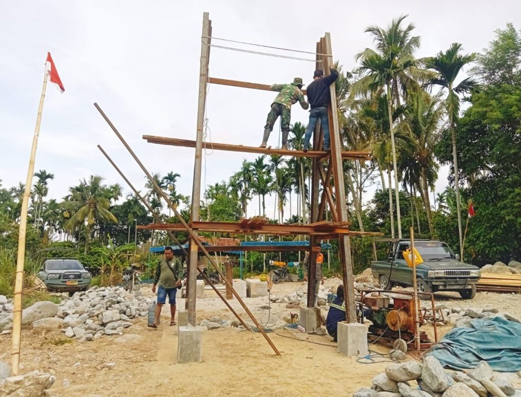 Kodim 0108/Agara Laksanakan Penyambungan Besi Penahan Pylon Jembatan Gantung di di Ds. Teger Miko, Aceh Tenggara