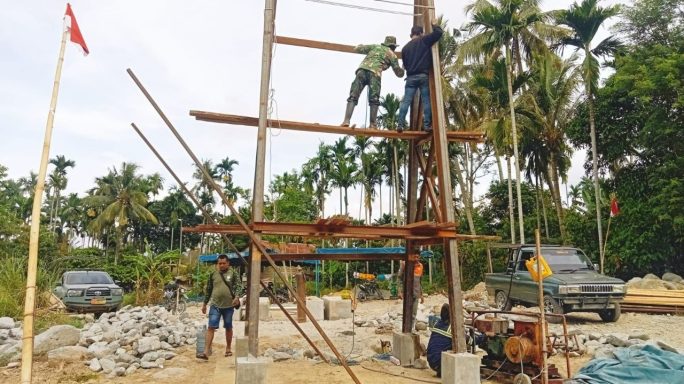 Kodim 0108/Agara Laksanakan Penyambungan Besi Penahan Pylon Jembatan Gantung di di Ds. Teger Miko, Aceh Tenggara