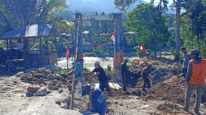 Kodim 0108/Agara lanjutkan Cor Pondasi Jembatan Gantung di Desa Kuning Abadi, Aceh Tenggara