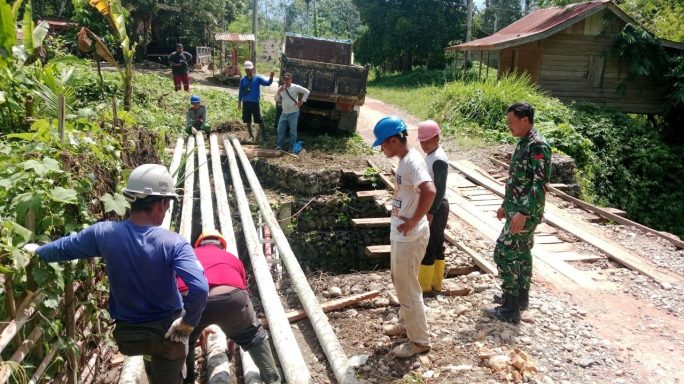 Babinsa dan Warga Bangun Kembali Jembatan Yang Putus