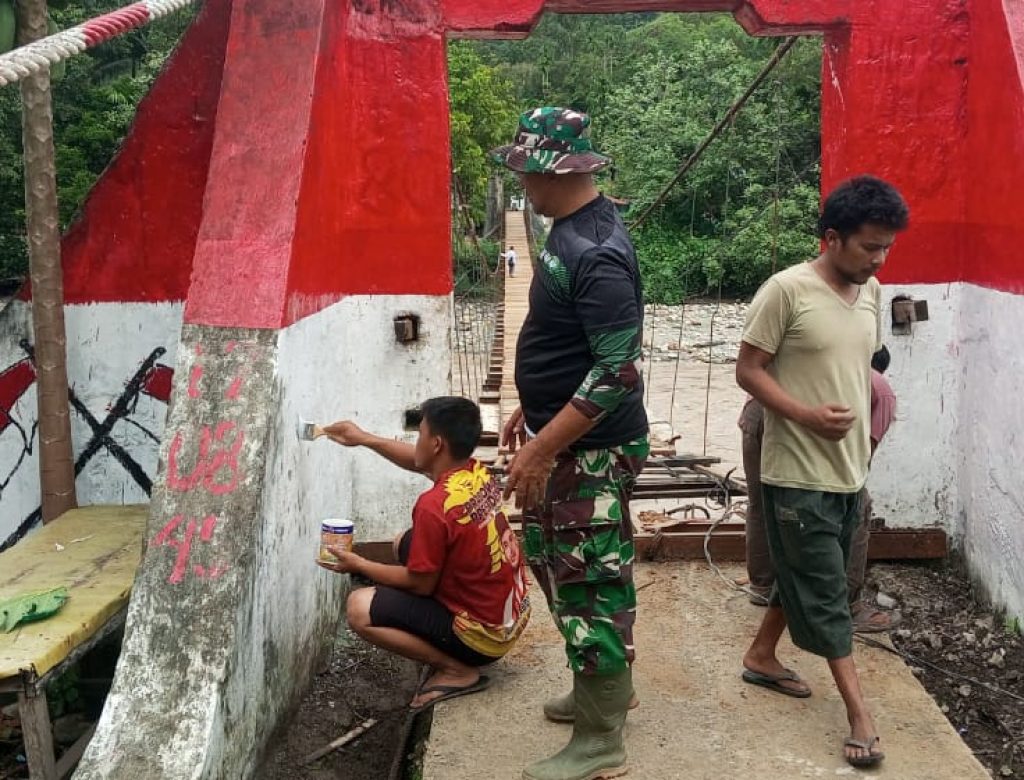 Kodim 0108/Agara dan Warga Laksanakan Pengecatan Jembatan Gantung di Desa Buntul Kendawi, Aceh Tenggara