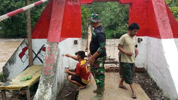 Kodim 0108/Agara dan Warga Laksanakan Pengecatan Jembatan Gantung di Desa Buntul Kendawi, Aceh Tenggara