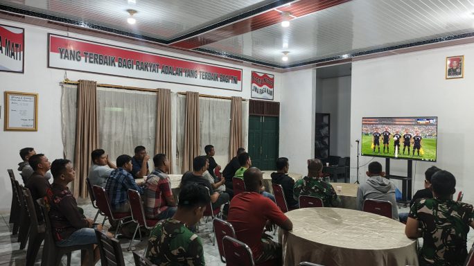 Nobar Bola Gembira Piala Dunia 2026, Anggota Kodim 0115/Simeulue Bersama Masyarakat Pererat Kebersamaan